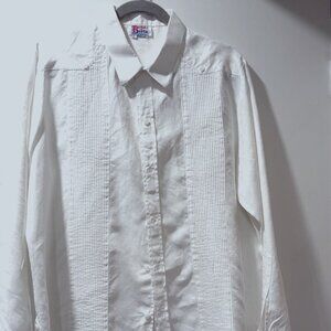 Beautiful, authentic white cuban-style pure linen shirt. Exquisite detailing.